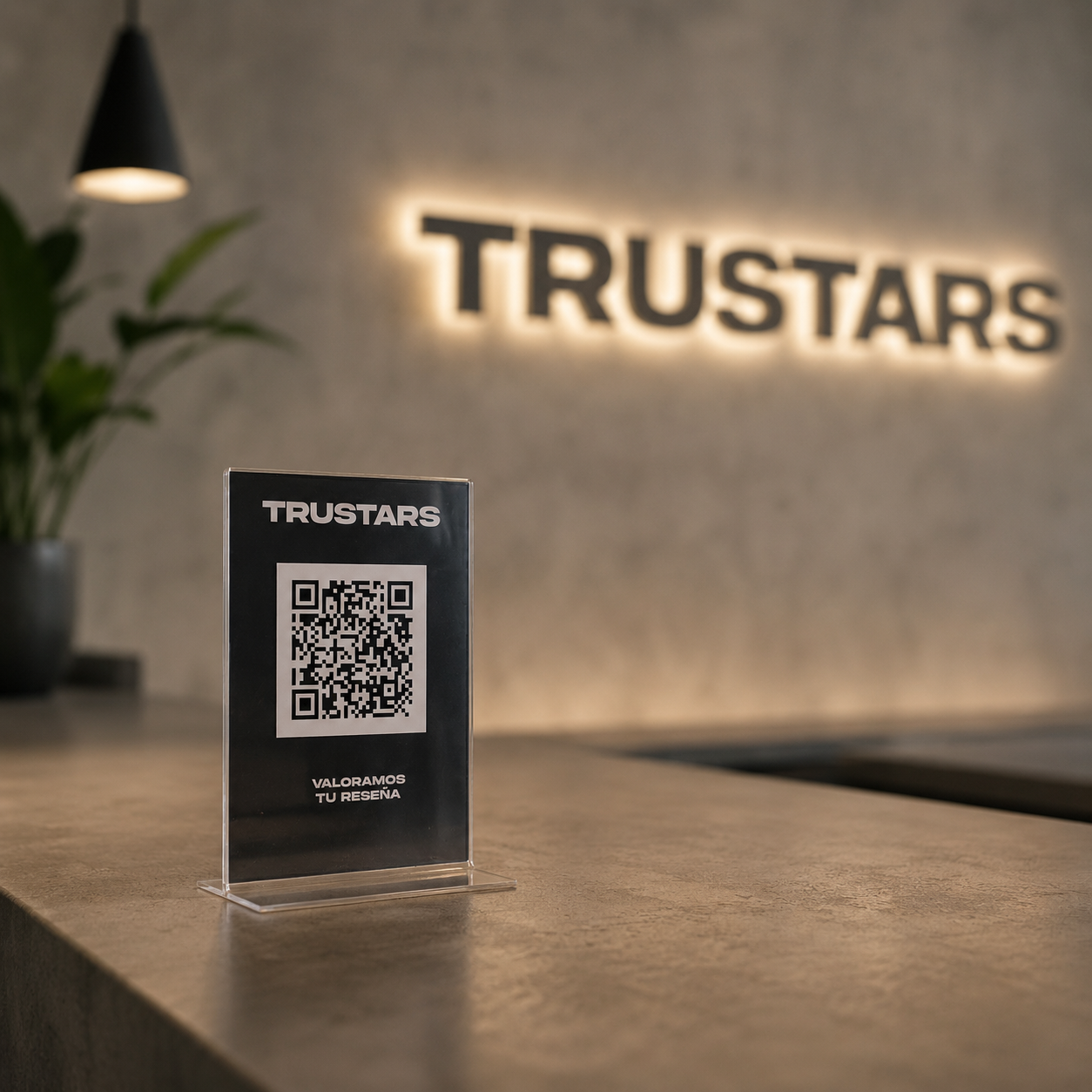 Display Trustars con código QR en el local